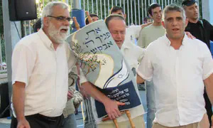 החניכים הכניסו ספר תורה לזכר ענר הי"ד