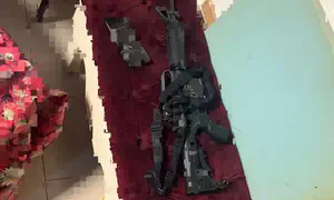 Две винтовки M16 и оружие типа «Карло» изъяты в доме жителя