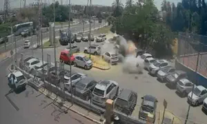 Камера запечатлела момент взрыва автомобиля в Холоне