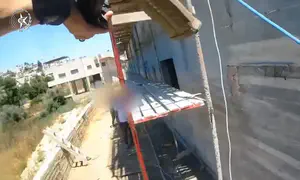 צפו: הלוחמים פשטו על האתר ועצרו שב"חים