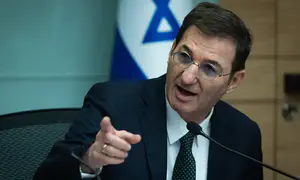 ביסמוט הוציא מהוועדה את איש "אחים לנשק"