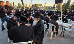 Hundreds of hassidim set up protest study hall