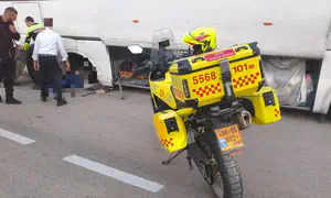 נהג אוטובוס נהרג במהלך החלפת גלגל