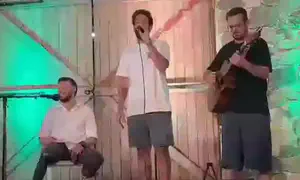 רביד פלוטניק שר עם גיבור ישראל אלקנה לוי