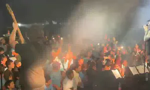 רביב כנר שר עם ילדי המשפחות השכולות