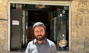 צבי סוכות: לסגור את בית הקפה שמפיץ הסתה