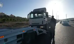משאית שהורדה מהכביש, נתפסה בלי בלמים