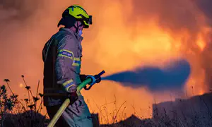 בתים נהרסו, שני לוחמי אש נפגעו