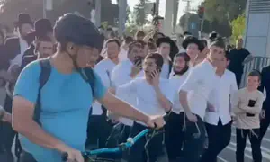 עימות אלים בין מפגינים לרוכב אופניים