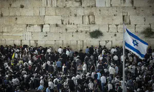 אלפים בכותל המערבי בליל תשעה באב