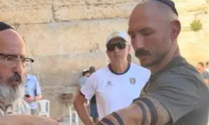 הניח תפילין בחייו - ואיבד אלפי עוקבים