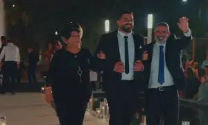משפחת כורסיה חיתנה, משה ריגש עם שיר חדש