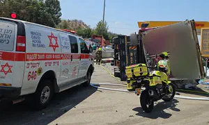 משאית התהפכה בתחנת דלק, שניים נפצעו
