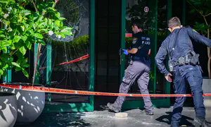 Разбитая дверь и угрозы в адрес журналиста 12-го канала