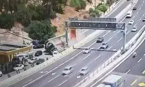 תיעוד: רגע התהפכות המשאית בכביש 1