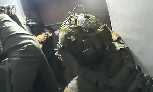 Бойцы под прикрытием задержали подозреваемого прямо в постели