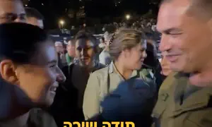 Эмоциональная встреча Эяля Замира с дочерью погибшего офицера