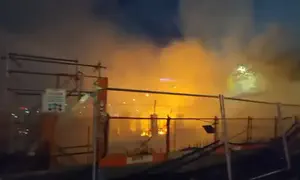 שריפה בחניון באתר בנייה, כבישים נחסמו