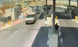 רכב פרץ מחסום, עלה על דוקרנים ופגע ברכב
