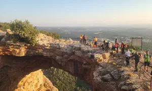 נער נפל מגובה במהלך סנפלינג, מאמצים לחלצו