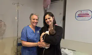 יולדת ילדה במכונית, רופאים חיכו לה בחנייה