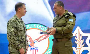 IDF Chief's special gift to CENTCOM Commander