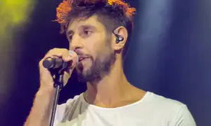 Idan Amedi weeps, dedicating song to Hadar Goldin's parents
