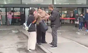 Мали и Лиэль Яхаломи рядом с полицейским, который их обнаружил