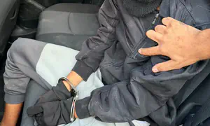 שני רעולי פנים נעצרו עם בקבוקי תבערה
