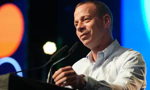 עמית סגל במתקפה: "בריון ועבריין"