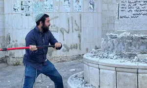 חושף האנדרטה: סוכות הציף מציאות אבסורדית