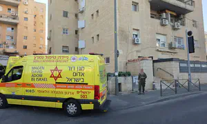 שני קשישים אותרו בביתם במצב קשה