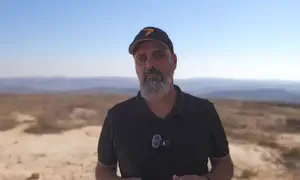 עזרי טובי מפרק את עלילת "המצור"