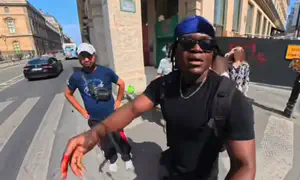 האיש שמזהיר את התיירים מפני הכייסים
