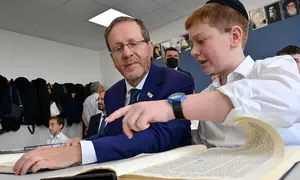 הרצוג למד גמרא עם התלמידים החרדים