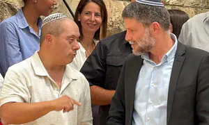 סמוטריץ' הפתיע - העובד המצטיין פרץ בבכי