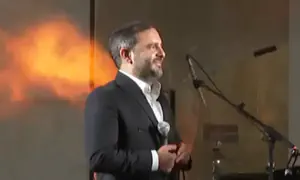 צפו: משה לוק בביצוע לפיוט המוכר