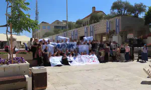 אולפנת תהילה במחאה מול עיריית ירושלים