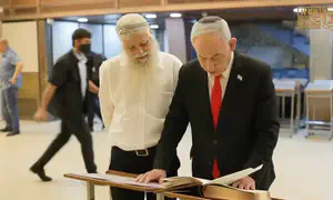 Netanyahu prays at the Western Wall