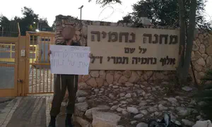 טירון מחה נגד האלוף בלוט - ונעצר