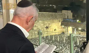 נתניהו בתפילה בכותל לשלום חיילי צה"ל