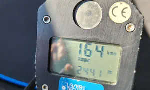 טסה על כביש במרכז חיפה במהירות 164 קמ"ש
