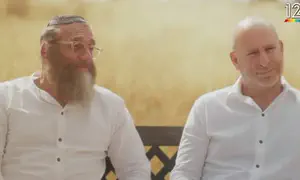 צפו: חנוך דאום "פוגש" את אביו המנוח