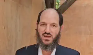 הרב ראבילו מתיר לבנות סוכה בחצר המשותפת