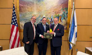 Amb. Huckabee receives giant etrog for Sukkot