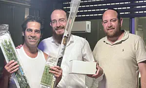 אביב גפן רקד בסוכה - והרב שנבחר לאיש השנה