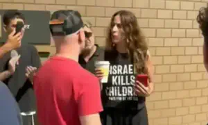 החולצה שעוררה מחאה מחוץ למאפייה הכשרה
