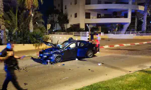 סירב לעצור לבדיקה והתנגש בניידת בנתניה