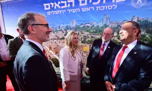 דיפלומטים מהעולם הגיעו לסוכתו של ליאון