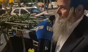 סוכה למהדרין - בתוך הרכב